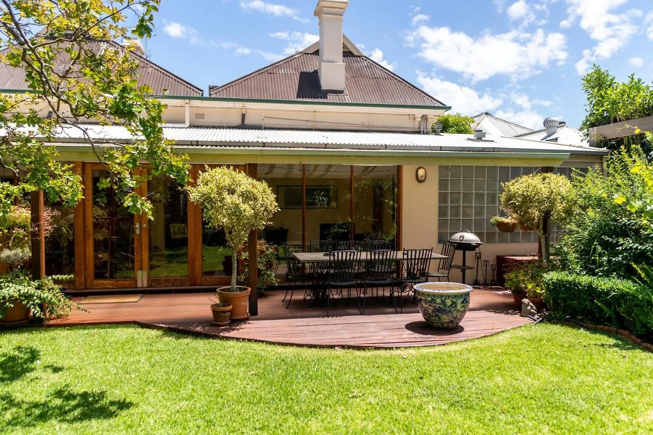 Aparthotel North Adelaide Heritage Cottages & Apartments